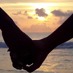 1024px-Holding_hands_2-1024x576